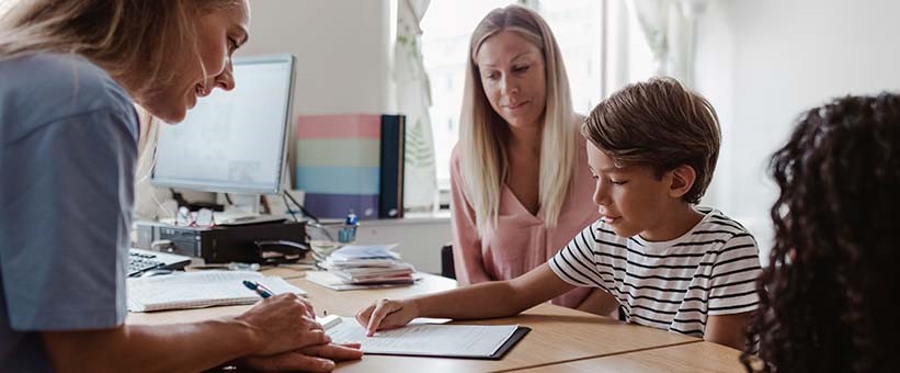 Doktor, patient, barn får utbildning i anafylaxi.