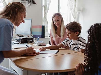 Doktor, patient, barn får utbildning i anafylaxi.